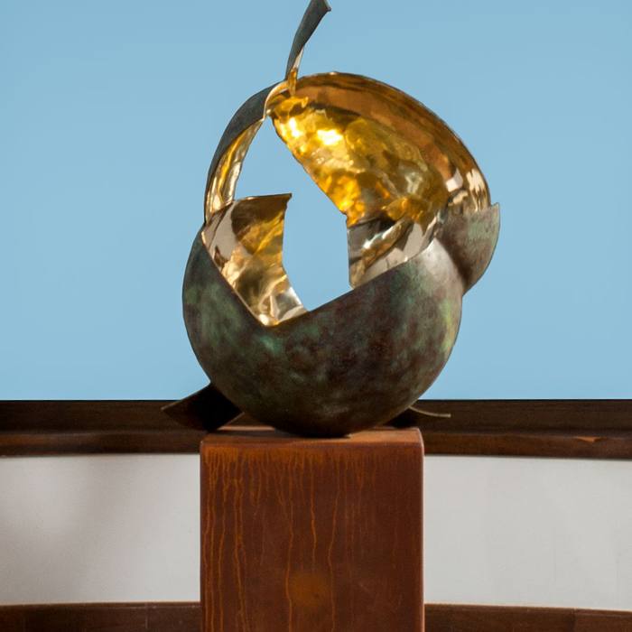 Sphère en bronze doré, Giulian Dumitriu